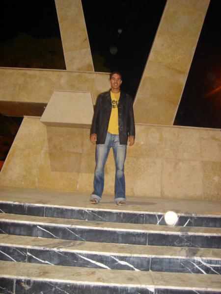 moi a cote  le monument  de taza  